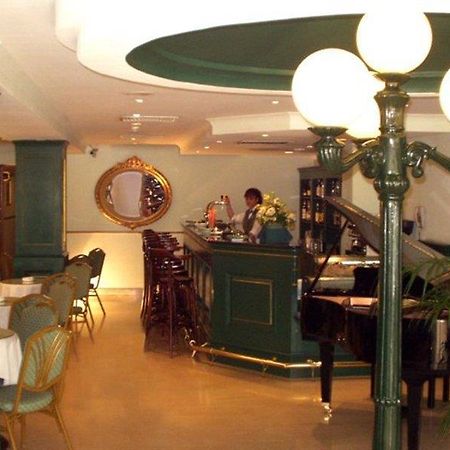 The Crown Hotel บูกิบบา ภายนอก รูปภาพ