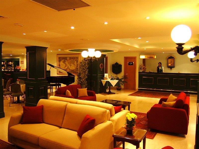 The Crown Hotel บูกิบบา ภายนอก รูปภาพ