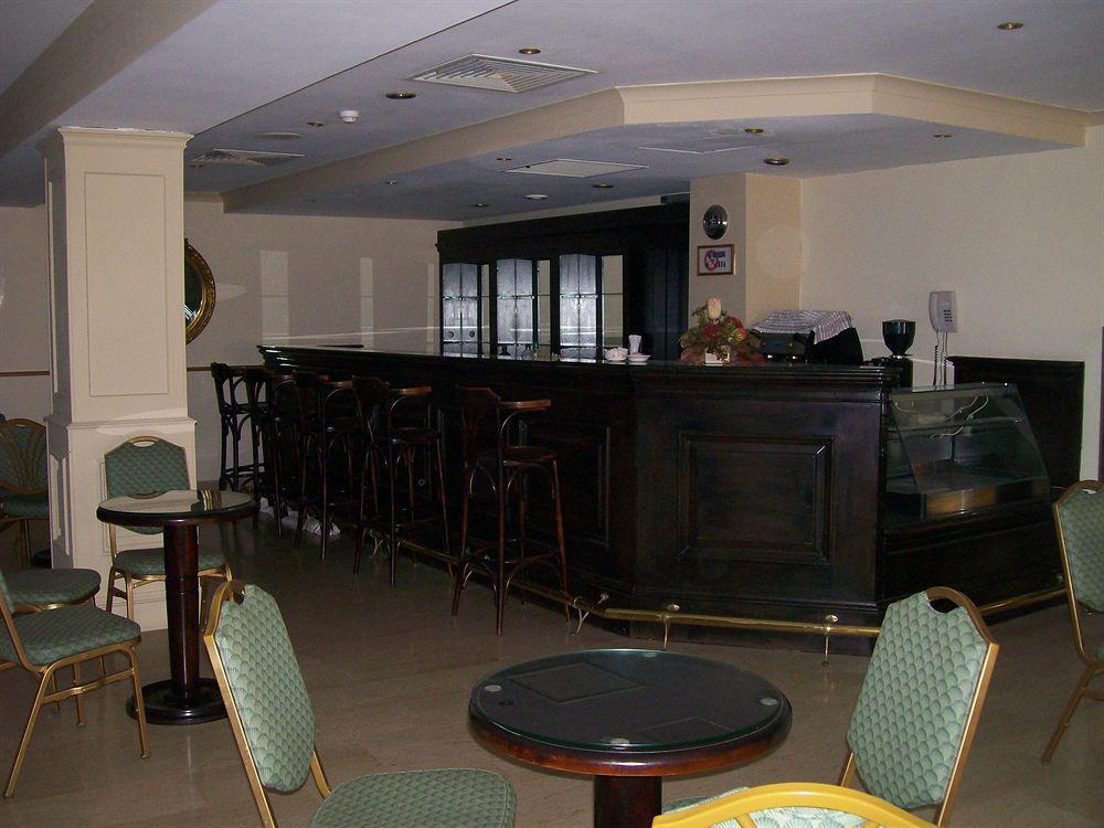 The Crown Hotel บูกิบบา ภายนอก รูปภาพ